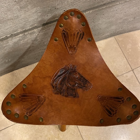 Vintage “Horse” Genuine Leather Tri-pod (camp or polo) Stool - Picture 5 of 8